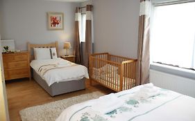 Town Centre Location -Free Private Parking -Luxury 4 Bedroom House All En-Suite With Power Showers -Full Kitchen, 2 Living Rooms - Great Location - Shops And Restaurants 3-Minute Walk -Fast Wi-Fi -Sleeps 9 Guests