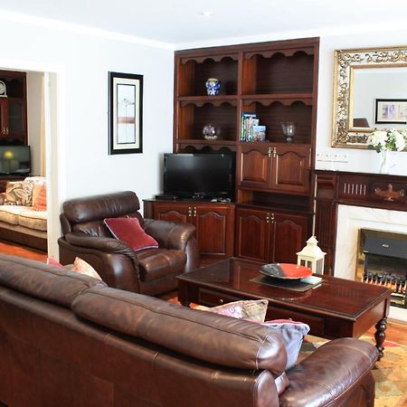 Town Centre Location -Free Private Parking -Luxury 4 Bedroom House All En-Suite With Power Showers -Full Kitchen, 2 Living Rooms - Great Location - Shops And Restaurants 3-Minute Walk -Fast Wi-Fi -Sleeps 9 Guests Killarney Exterior photo