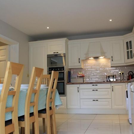 Town Centre Location -Free Private Parking -Luxury 4 Bedroom House All En-Suite With Power Showers -Full Kitchen, 2 Living Rooms - Great Location - Shops And Restaurants 3-Minute Walk -Fast Wi-Fi -Sleeps 9 Guests Killarney Exterior photo