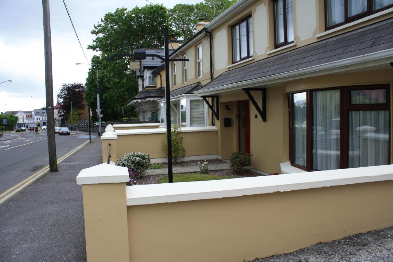 Town Centre Location -Free Private Parking -Luxury 4 Bedroom House All En-Suite With Power Showers -Full Kitchen, 2 Living Rooms - Great Location - Shops And Restaurants 3-Minute Walk -Fast Wi-Fi -Sleeps 9 Guests Killarney Exterior photo