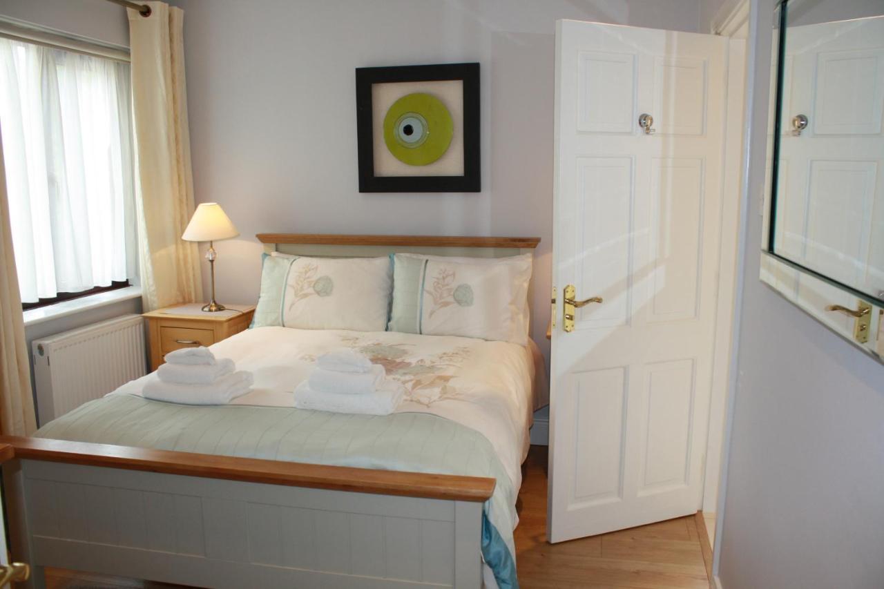 Town Centre Location -Free Private Parking -Luxury 4 Bedroom House All En-Suite With Power Showers -Full Kitchen, 2 Living Rooms - Great Location - Shops And Restaurants 3-Minute Walk -Fast Wi-Fi -Sleeps 9 Guests Killarney Exterior photo