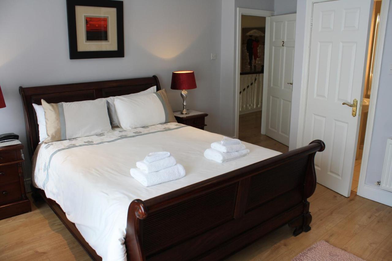 Town Centre Location -Free Private Parking -Luxury 4 Bedroom House All En-Suite With Power Showers -Full Kitchen, 2 Living Rooms - Great Location - Shops And Restaurants 3-Minute Walk -Fast Wi-Fi -Sleeps 9 Guests Killarney Exterior photo