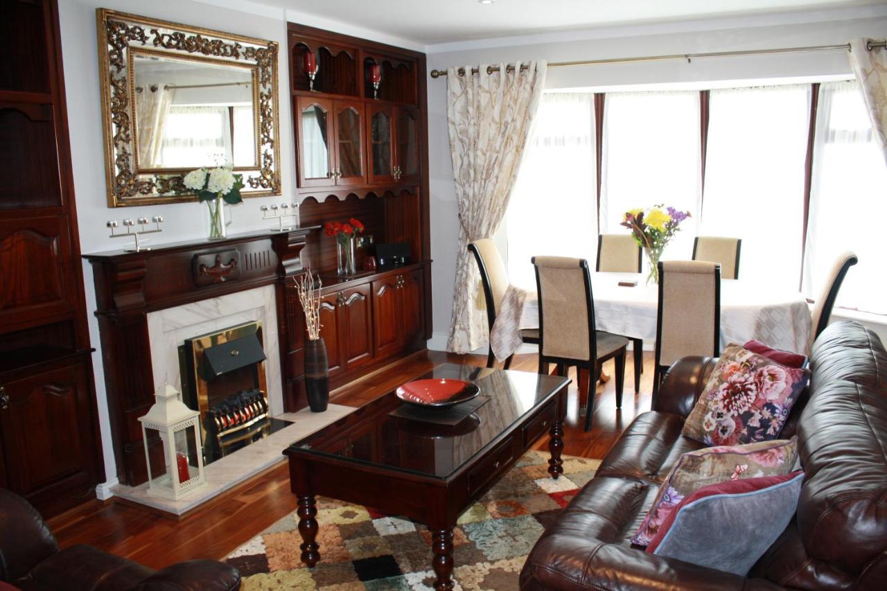 Town Centre Location -Free Private Parking -Luxury 4 Bedroom House All En-Suite With Power Showers -Full Kitchen, 2 Living Rooms - Great Location - Shops And Restaurants 3-Minute Walk -Fast Wi-Fi -Sleeps 9 Guests Killarney Exterior photo
