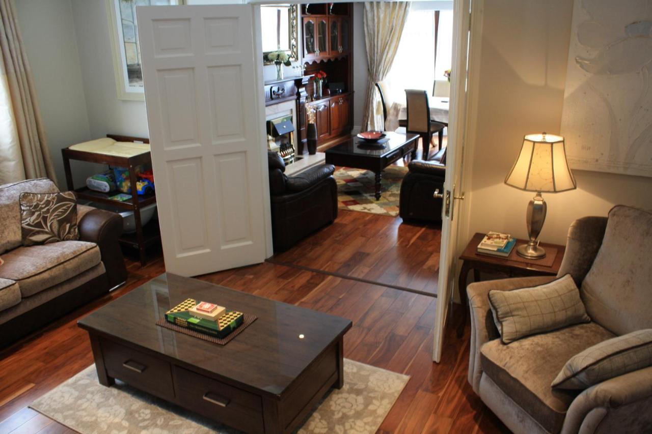 Town Centre Location -Free Private Parking -Luxury 4 Bedroom House All En-Suite With Power Showers -Full Kitchen, 2 Living Rooms - Great Location - Shops And Restaurants 3-Minute Walk -Fast Wi-Fi -Sleeps 9 Guests Killarney Exterior photo