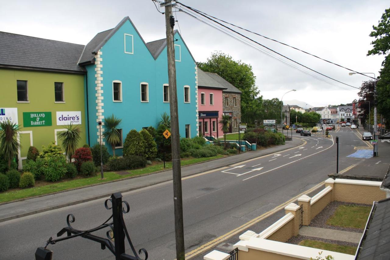 Town Centre Location -Free Private Parking -Luxury 4 Bedroom House All En-Suite With Power Showers -Full Kitchen, 2 Living Rooms - Great Location - Shops And Restaurants 3-Minute Walk -Fast Wi-Fi -Sleeps 9 Guests Killarney Exterior photo