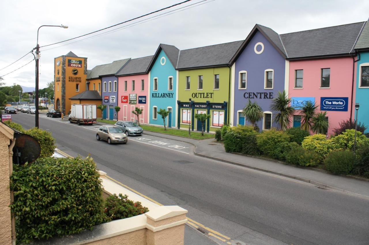Town Centre Location -Free Private Parking -Luxury 4 Bedroom House All En-Suite With Power Showers -Full Kitchen, 2 Living Rooms - Great Location - Shops And Restaurants 3-Minute Walk -Fast Wi-Fi -Sleeps 9 Guests Killarney Exterior photo