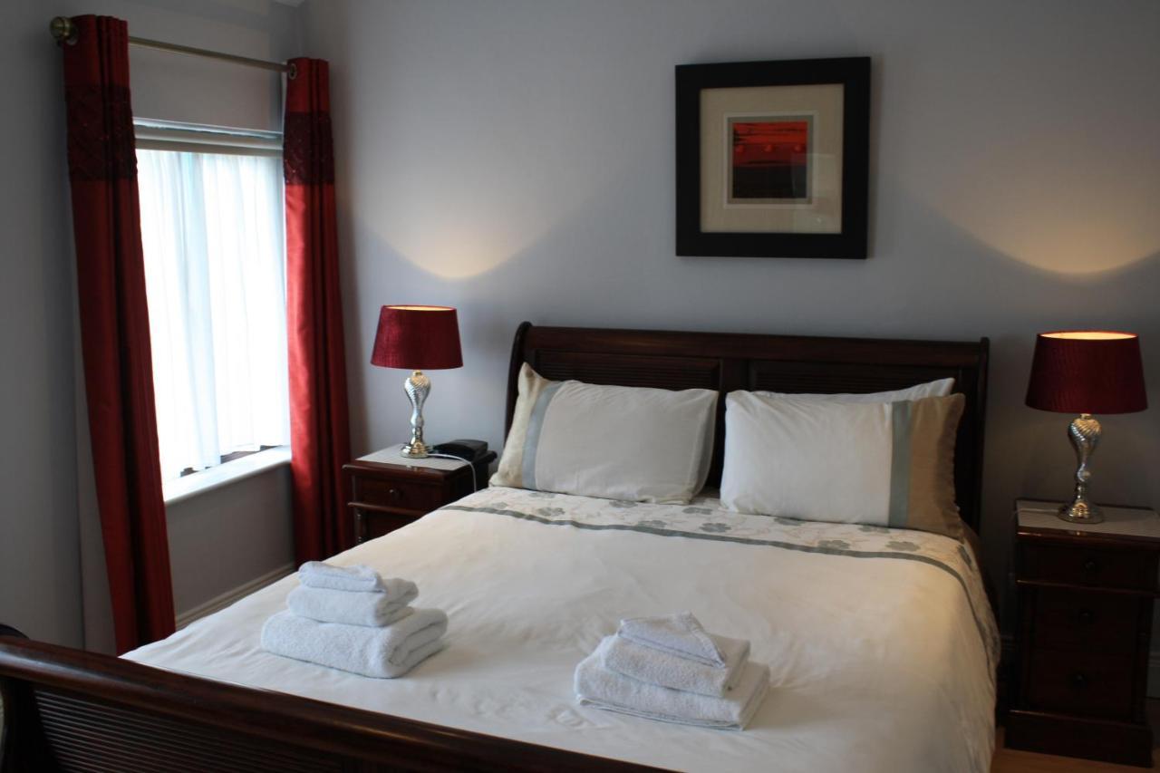 Town Centre Location -Free Private Parking -Luxury 4 Bedroom House All En-Suite With Power Showers -Full Kitchen, 2 Living Rooms - Great Location - Shops And Restaurants 3-Minute Walk -Fast Wi-Fi -Sleeps 9 Guests Killarney Exterior photo