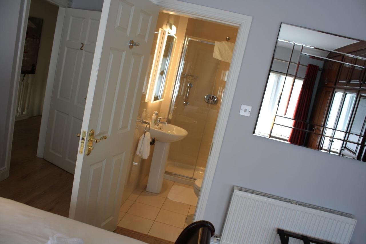 Town Centre Location -Free Private Parking -Luxury 4 Bedroom House All En-Suite With Power Showers -Full Kitchen, 2 Living Rooms - Great Location - Shops And Restaurants 3-Minute Walk -Fast Wi-Fi -Sleeps 9 Guests Killarney Exterior photo