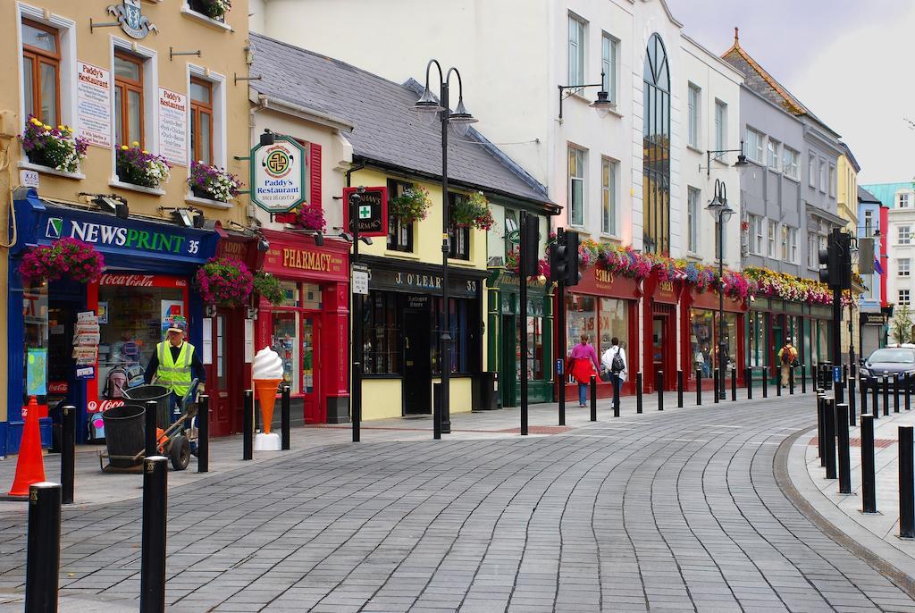 Town Centre Location -Free Private Parking -Luxury 4 Bedroom House All En-Suite With Power Showers -Full Kitchen, 2 Living Rooms - Great Location - Shops And Restaurants 3-Minute Walk -Fast Wi-Fi -Sleeps 9 Guests Killarney Room photo