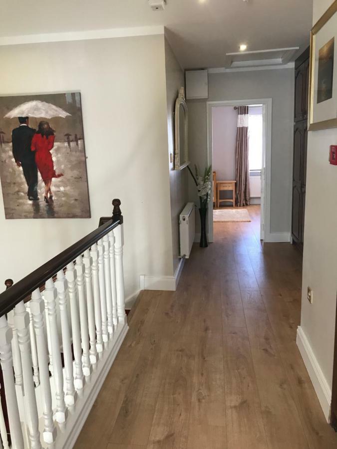 Town Centre Location -Free Private Parking -Luxury 4 Bedroom House All En-Suite With Power Showers -Full Kitchen, 2 Living Rooms - Great Location - Shops And Restaurants 3-Minute Walk -Fast Wi-Fi -Sleeps 9 Guests Killarney Exterior photo
