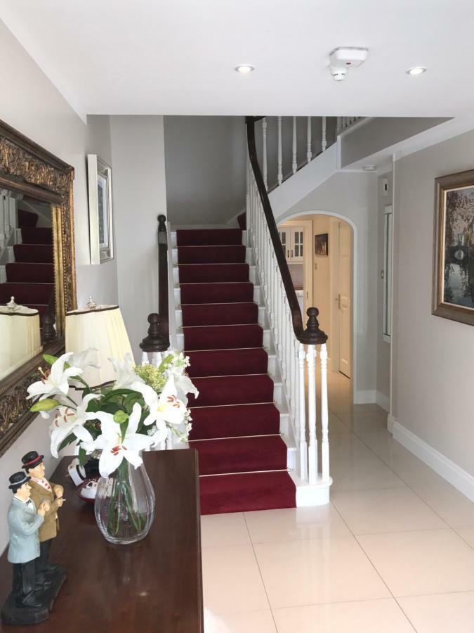 Town Centre Location -Free Private Parking -Luxury 4 Bedroom House All En-Suite With Power Showers -Full Kitchen, 2 Living Rooms - Great Location - Shops And Restaurants 3-Minute Walk -Fast Wi-Fi -Sleeps 9 Guests Killarney Exterior photo