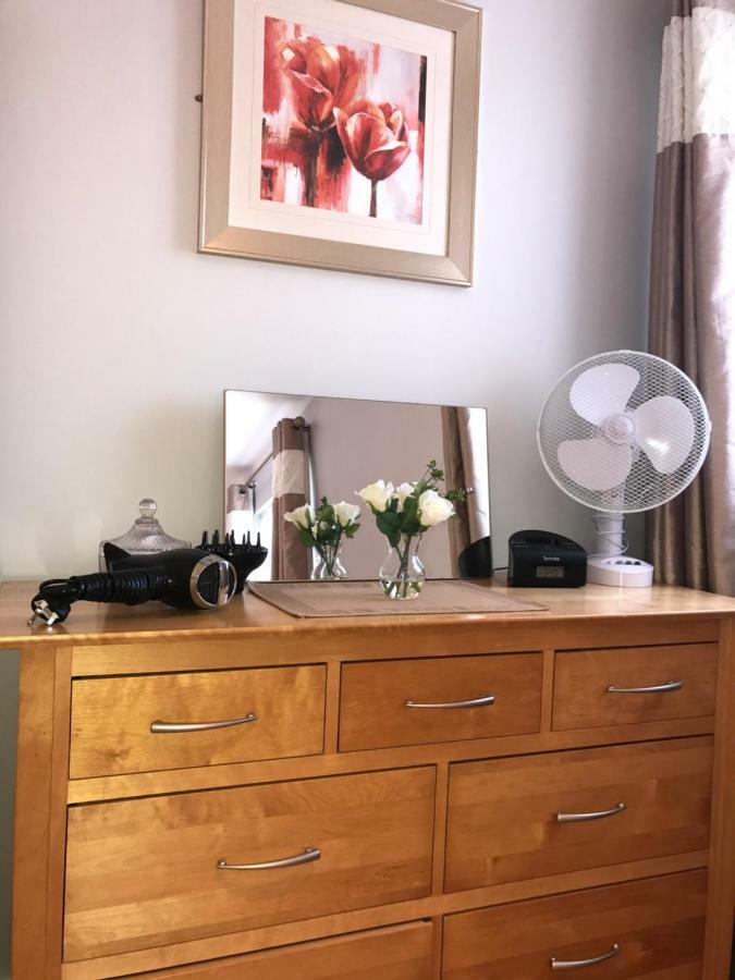 Town Centre Location -Free Private Parking -Luxury 4 Bedroom House All En-Suite With Power Showers -Full Kitchen, 2 Living Rooms - Great Location - Shops And Restaurants 3-Minute Walk -Fast Wi-Fi -Sleeps 9 Guests Killarney Exterior photo