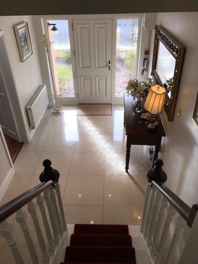 Town Centre Location -Free Private Parking -Luxury 4 Bedroom House All En-Suite With Power Showers -Full Kitchen, 2 Living Rooms - Great Location - Shops And Restaurants 3-Minute Walk -Fast Wi-Fi -Sleeps 9 Guests Killarney Exterior photo